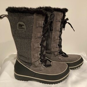 Sorel faux fur lined Winter boots. New and unworn without tags. Size 7